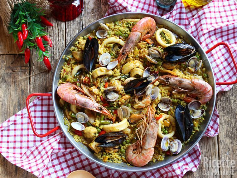 Pranzo a base di PAELLA VALENCIANA